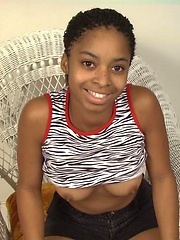 Sexy black teen girl show his pretty tits