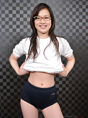Japanese teen Yui Shirasagi likes spandex