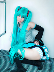 Sexy cosplay babe Miku Oguri