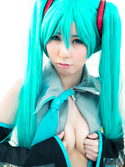 Sexy cosplay babe Miku Oguri